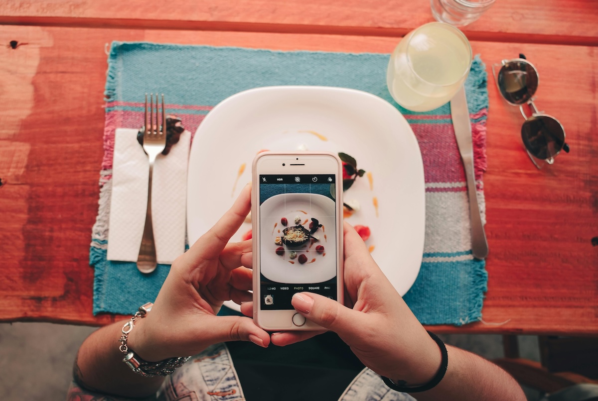 restaurant social media manager